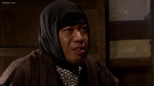 Indoor · Sitting Posture · 面部特写 · 谈话 · 猥琐 · 剧情截图 · 黑色头巾