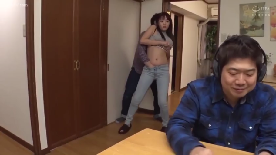 全景 · 客厅 · 耳机 · 休闲服 · 多人互动 · 背后环抱 · 摸私处 · 笑容与惊愕