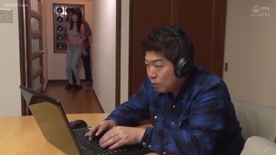 格子衬衫 · 坐姿 · 专注 · 全景 · 客厅 · 耳机 · 剧情向 · 使用电脑