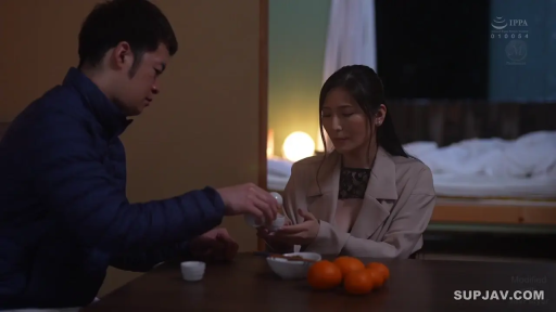 室内 · 座り姿勢 · 平静 · 半身 · プロット · 常服 · 餐具 · 倒酒