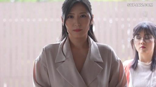 中景 · 站姿 · 注視 · 屋外 · 冷淡 · 職場風 · 米色外套