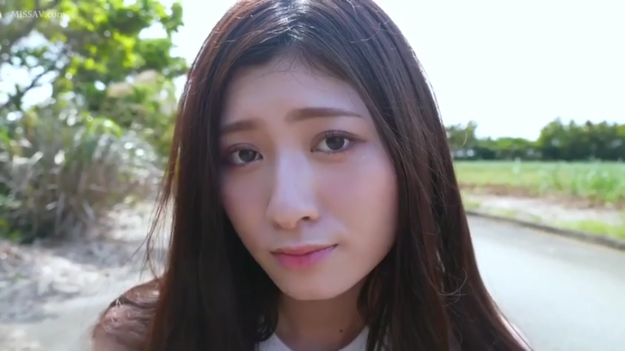 面部特写 · 注视 · 户外 · 长发 · 白色无袖上衣 · 正对镜头 · 自然表情