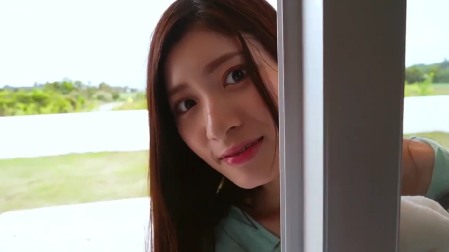 Close-up of the face · Smile · Door frame · Outdoor · 注视镜头 · 长发 · Probe · 浅蓝色上衣