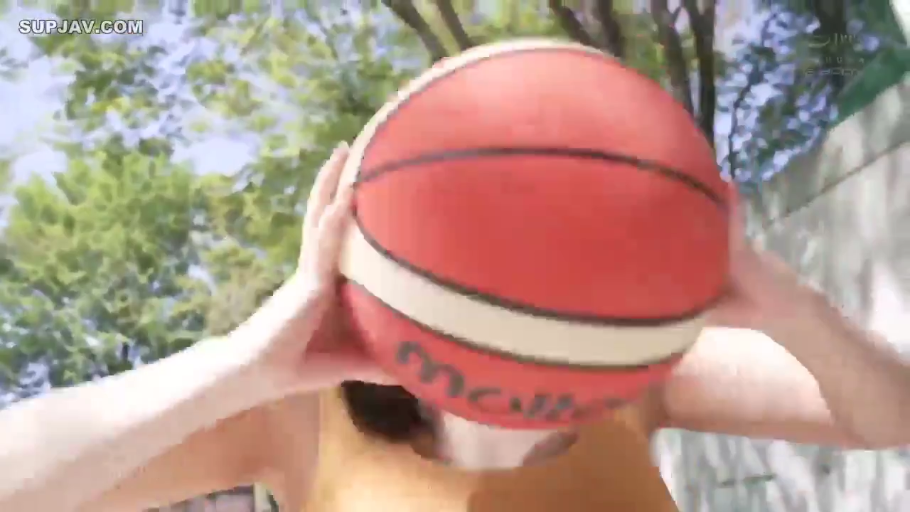 上半身特写 · 户外 · 黄色背心 · 双手持球 · 挡住脸