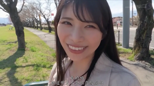 顔 · 站姿 · 微笑 · カジュアルウェア · 对视 · 屋外 · 长发