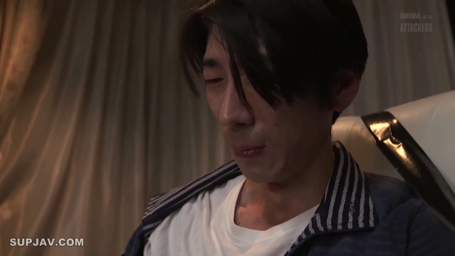 室内 · 坐姿 · 面部特写 · 休闲装 · 痛苦 · 窗帘 · 俯视 · 成年男性