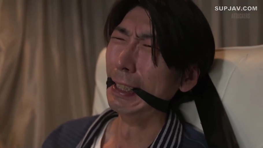 室内 · 面部特写 · 痛苦 · 条纹上衣 · 靠坐 · 口枷 · 被塞嘴