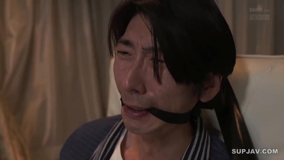 室内 · 无助 · 条纹上衣 · 男人面部特写 · 堵嘴布条