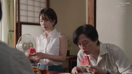 坐姿 · 和室 · 中景 · 自然 · 居家 · 无袖衬衫 · 西瓜 · 吃西瓜