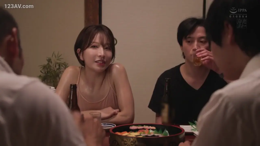 座り姿勢 · 中景 · 微笑 · 多人 · 餐厅 · 吊帯シャツ · 聚餐 · 寿司