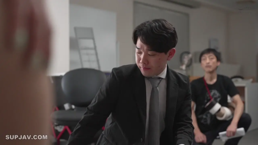 坐姿 · 严肃 · 办公室 · 办公椅 · 半身 · 注视 · 西装 · 多人