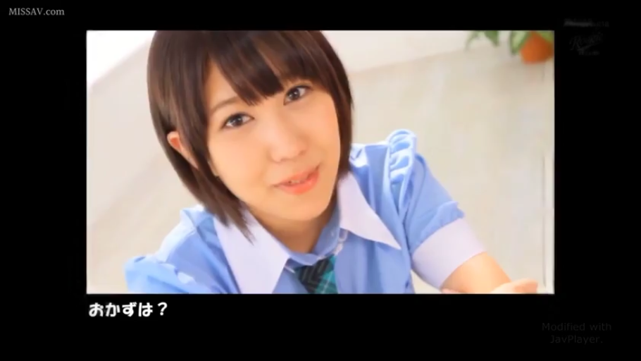 室内 · 坐姿 · 微笑 · 面部特写 · 制服 · 注视镜头 · 短发