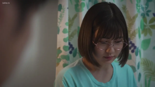 室内 · 眼镜 · 平静 · 面部特写 · 注视 · 短发 · 低头坐姿 · 浅蓝色T恤