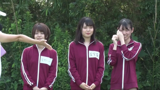 站立 · 中景 · 户外 · 运动服