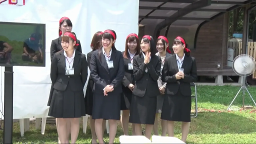 站立 · 全景 · 微笑 · 职业装 · 多人 · 户外 · 工作证 · 聚集