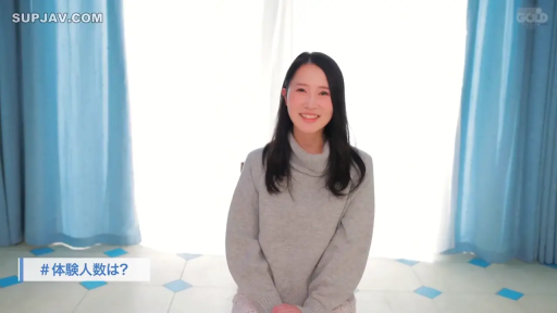 室内 · 坐姿 · 中景 · 微笑 · 高领毛衣 · 访谈 · 素人