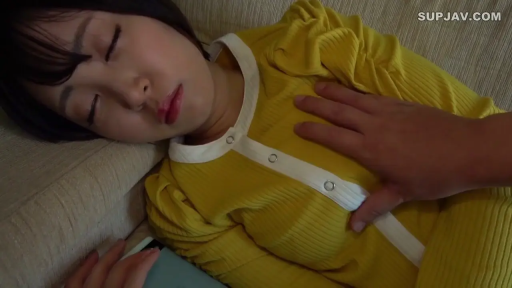 胸部 · 闭眼 · 沙发 · 手机 · 抚摸 · 卧姿 · 非礼 · 黄色长袖衫