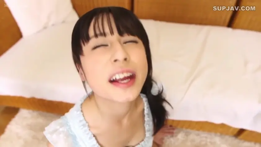 室内 · 俯身 · 脸部特写 · 凝视镜头 · 鱼眼效果 · 绿色比基尼 · 蓝色嘴唇