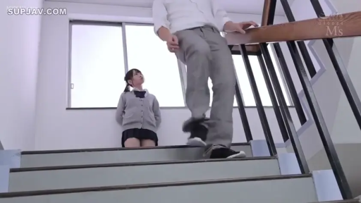 办公室 · 微笑 · 正坐 · 注视 · 职业制服 · 百叶窗 · 丝巾