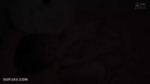 头部特写 · 侧卧 · 臥室床上 · 恬静 · 沉睡 · 粉色碎花睡衣 · 大熊抱枕 · 温馨粉色调