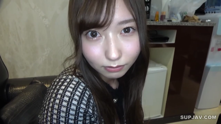 室内 · 俯身 · 脸部特写 · 格纹外套