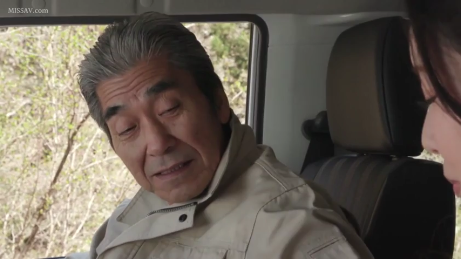 坐姿 · 交谈 · 专注 · 面部特写 · 车内 · 夹克 · 中老年人