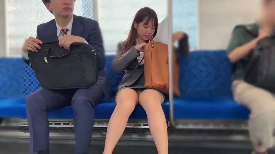 坐姿 · 腿部 · 职业装 · 电车