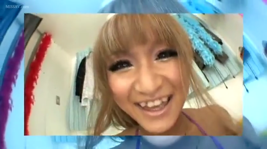 室内 · 俯身 · 脸部特写 · 面对镜头 · 灿烂笑容 · 紫色比基尼 · 辣妹 · 羽毛装饰