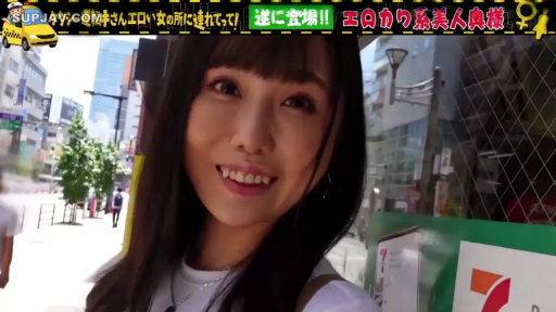 面部特写 · 站立 · 白色上衣 · 微笑 · 注视镜头 · 长发 · 户外街道