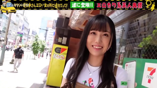 甜美 · 站姿 · 微笑 · 街道 · 手机 · 户外 · 头部 · 白色T恤