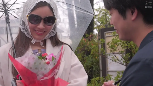 站立 · 微笑 · 半身 · 户外 · 熟女 · 花束 · 持花 · 蕾丝头巾