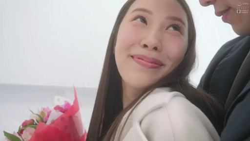 室内 · 脸部特写 · 白色上衣 · 依偎