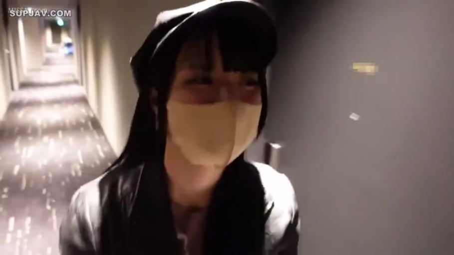 脸部特写 · 站立 · 酒店走廊 · 微笑 · 对视 · 口罩 · 黑色上衣 · 亚洲女性