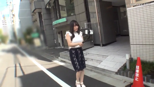 白色高跟鞋 · 室外街道 · 手持稳定器 · 站立姿势 · 自然表情 · 全身照 · 户外拍摄 · 操作手机与手持云台