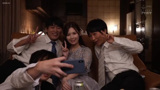 室内 · 坐姿 · 中景 · 蕾丝裙