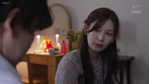 坐姿 · 脸部特写 · 对视 · 室内卧室 · 日本AV · 梳妆台 · 灰色蕾丝裙 · 幽怨