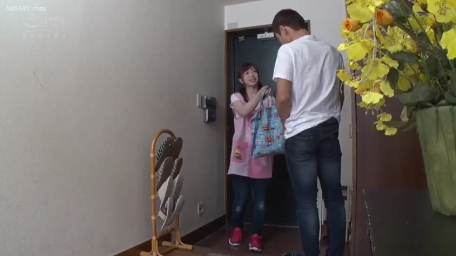 站立 · 中景 · 微笑 · 手提包 · 日常 · 玄关 · 粉色围裙 · 递包