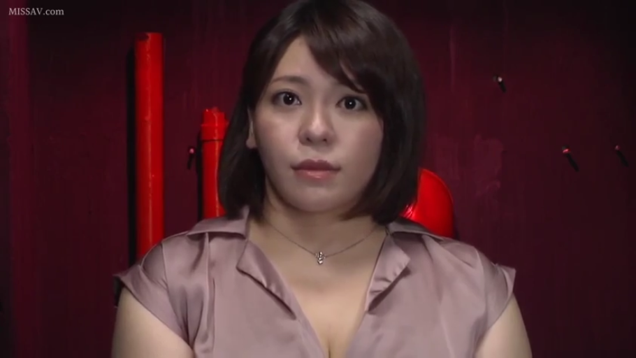 室内 · 面部特写 · 注视镜头 · 惊讶 · 正面 · 缎面衬衫