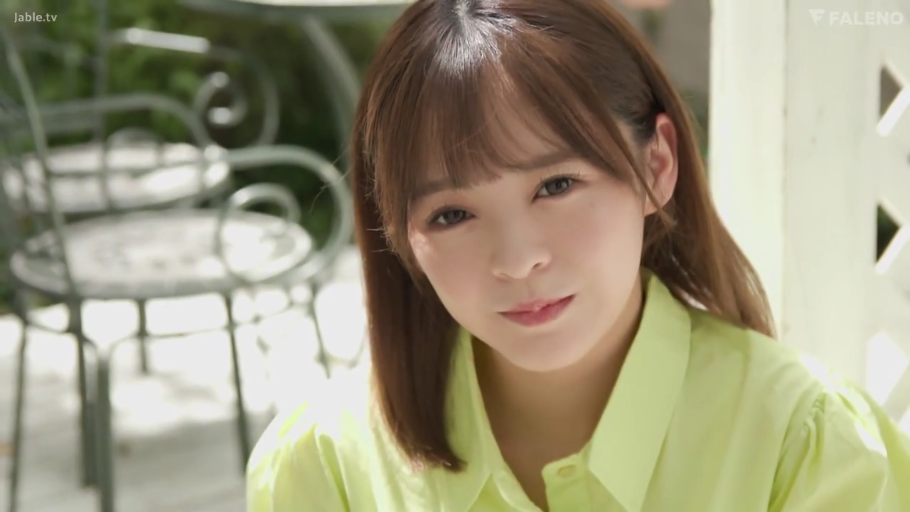 脸部特写 · 凝视 · 户外花园 · 温柔微笑 · 清新风格 · 浅绿色衬衫 · 户外桌椅 · 微侧头面对镜头