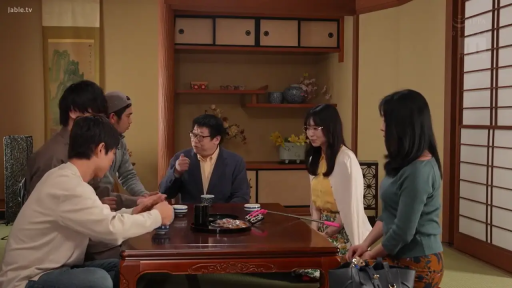 和室 · 全景 · 休闲装 · 多人 · 餐具 · 聚餐 · 正常 · 围坐