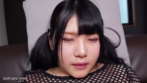 室内 · 脸部特写 · 平静 · 枕头 · 仰卧 · 凝视 · 双马尾 · 网格上衣