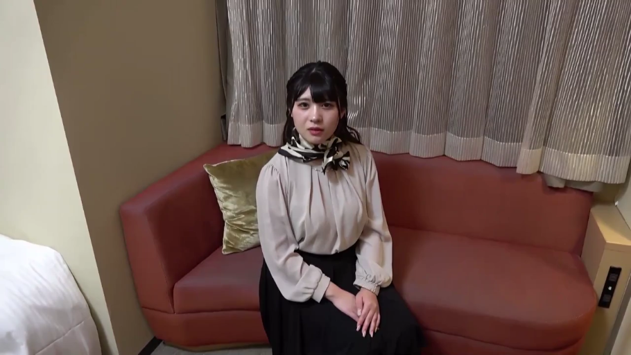 Indoor · Sitting Posture · Medium shot · pillow · Facing the camera · 自然 · shirt · 黑色长发