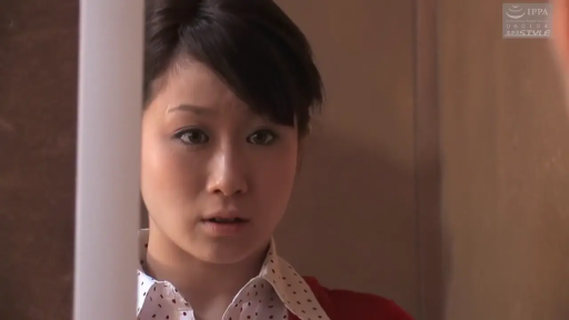 室内 · 面部 · 站立 · 短发 · 惊讶 · 窥视 · 红色开衫 · 隔断