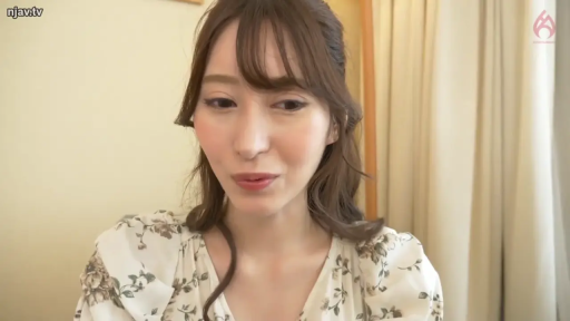 室内 · 座り姿勢 · 微笑 · 顔のクローズアップ · 注视镜头 · 花柄のワンピース · 棕色长发