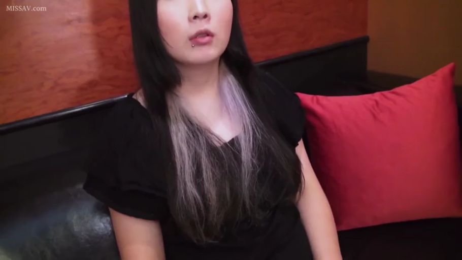 客厅 · 坐姿 · 中景 · 平静 · 静坐 · 长发 · 黑色荷叶边上衣 · 红色靠垫