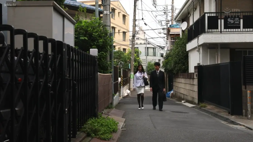 全身 · 平静 · 职业装 · 手提包 · 行走 · 户外 · 同行 · 小巷