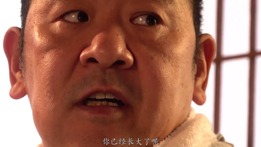 室内 · 俯身 · 脸部特写 · 迷离 · 凝视 · 白色吊带 · 人像
