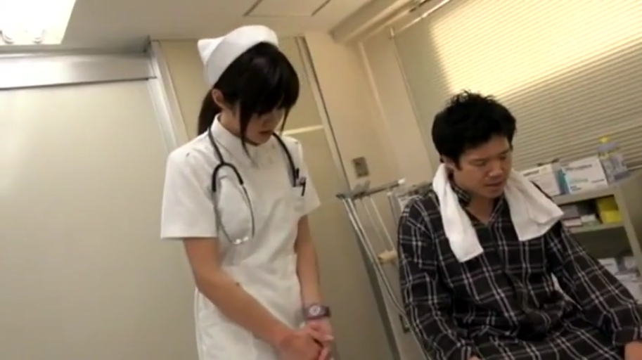 严肃 · 医院 · 站立 · 中景 · 听诊器 · 护士装 · 照顾