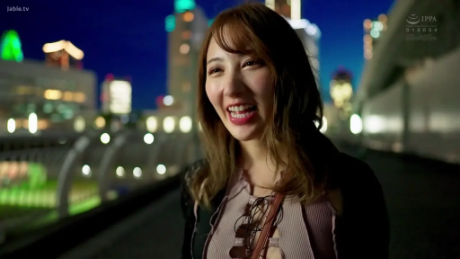 交谈 · 站姿 · 面部特写 · 挎包 · 笑容 · 户外街道 · 街拍 · 镂空紧身衣