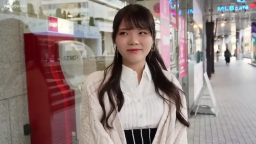 站姿 · 白色针织开衫 · 半身特写 · 耳坠 · 甜美微笑 · 室外街区 · 面对镜头摆拍 · 日本街头